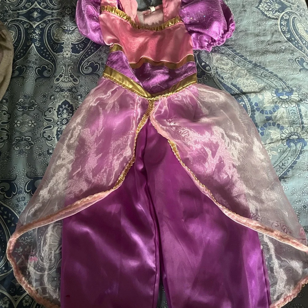Girls dress up